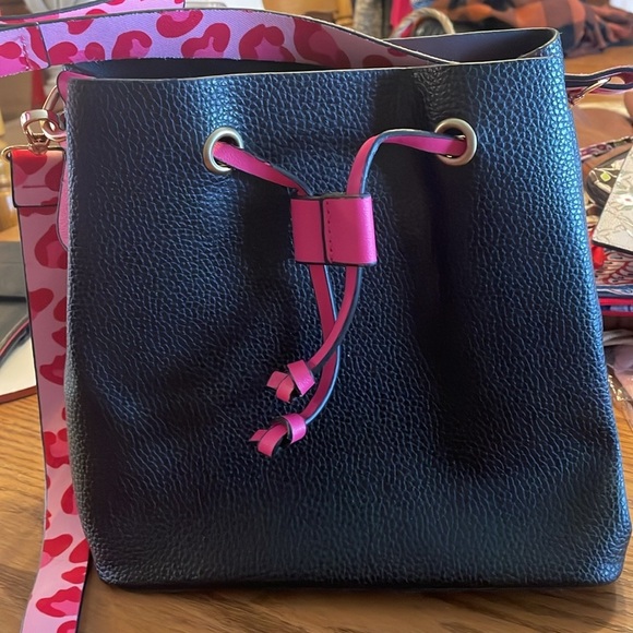 Lavish Leopard Bucket Handbag, Excellent Condition - Picture 2 of 8